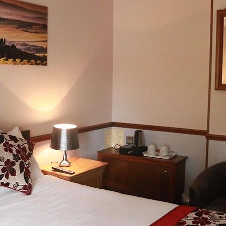 Lion And Fiddle Hotel Trowbridge Bagian luar foto