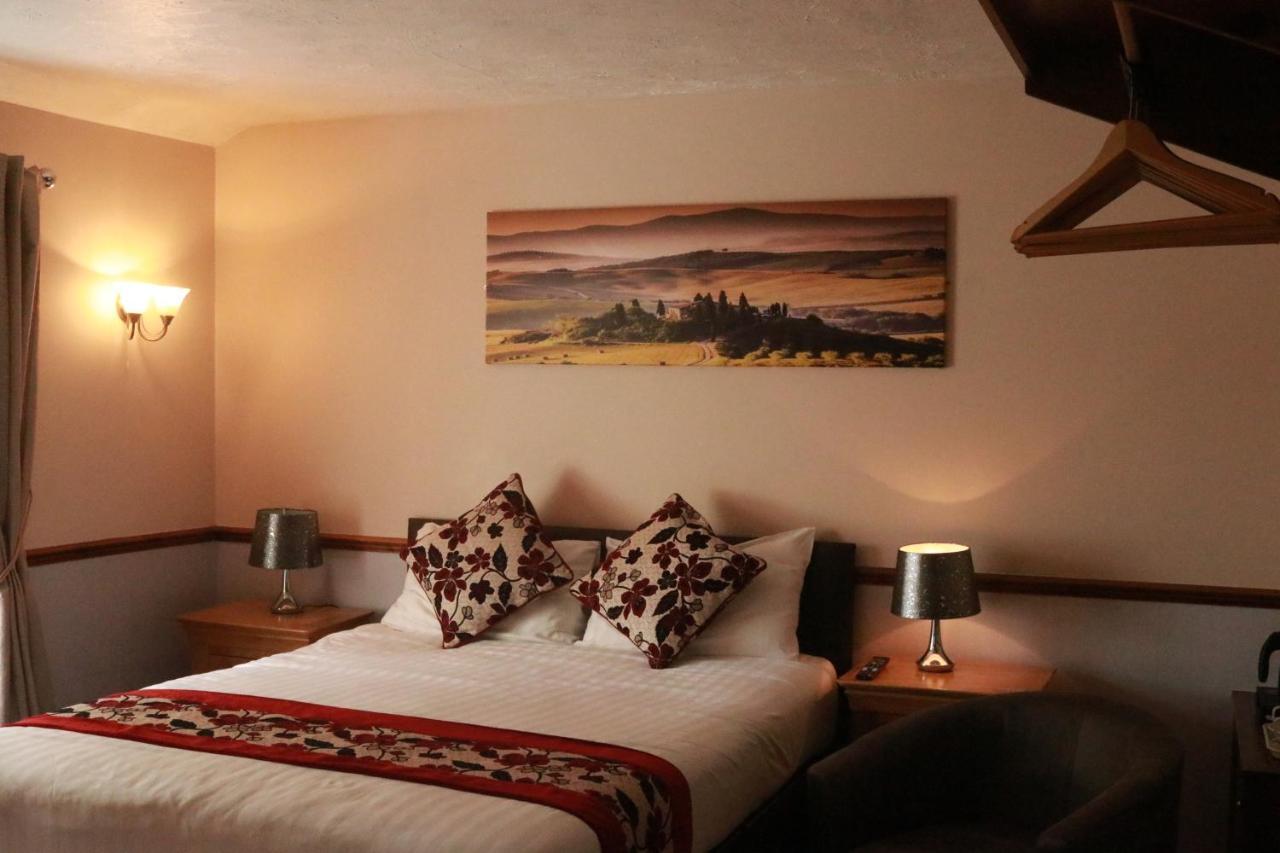 Lion And Fiddle Hotel Trowbridge Bagian luar foto
