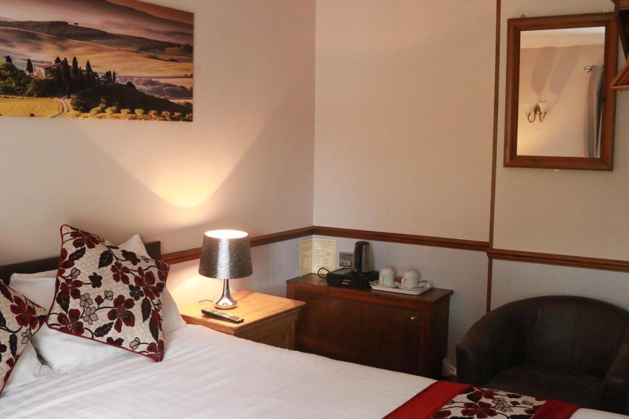 Lion And Fiddle Hotel Trowbridge Bagian luar foto