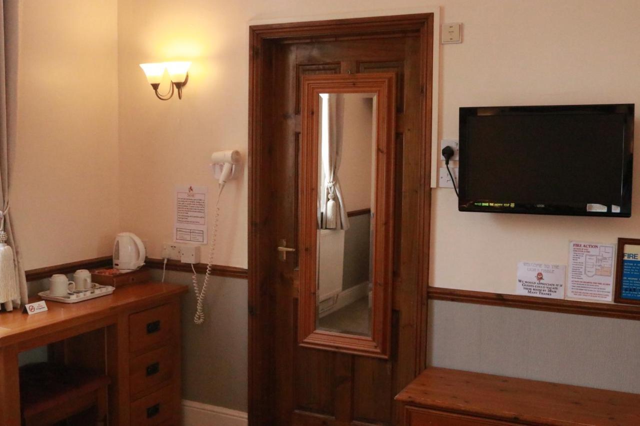 Lion And Fiddle Hotel Trowbridge Bagian luar foto