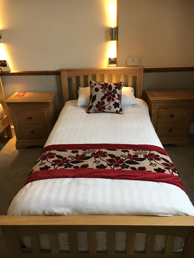 Lion And Fiddle Hotel Trowbridge Bagian luar foto