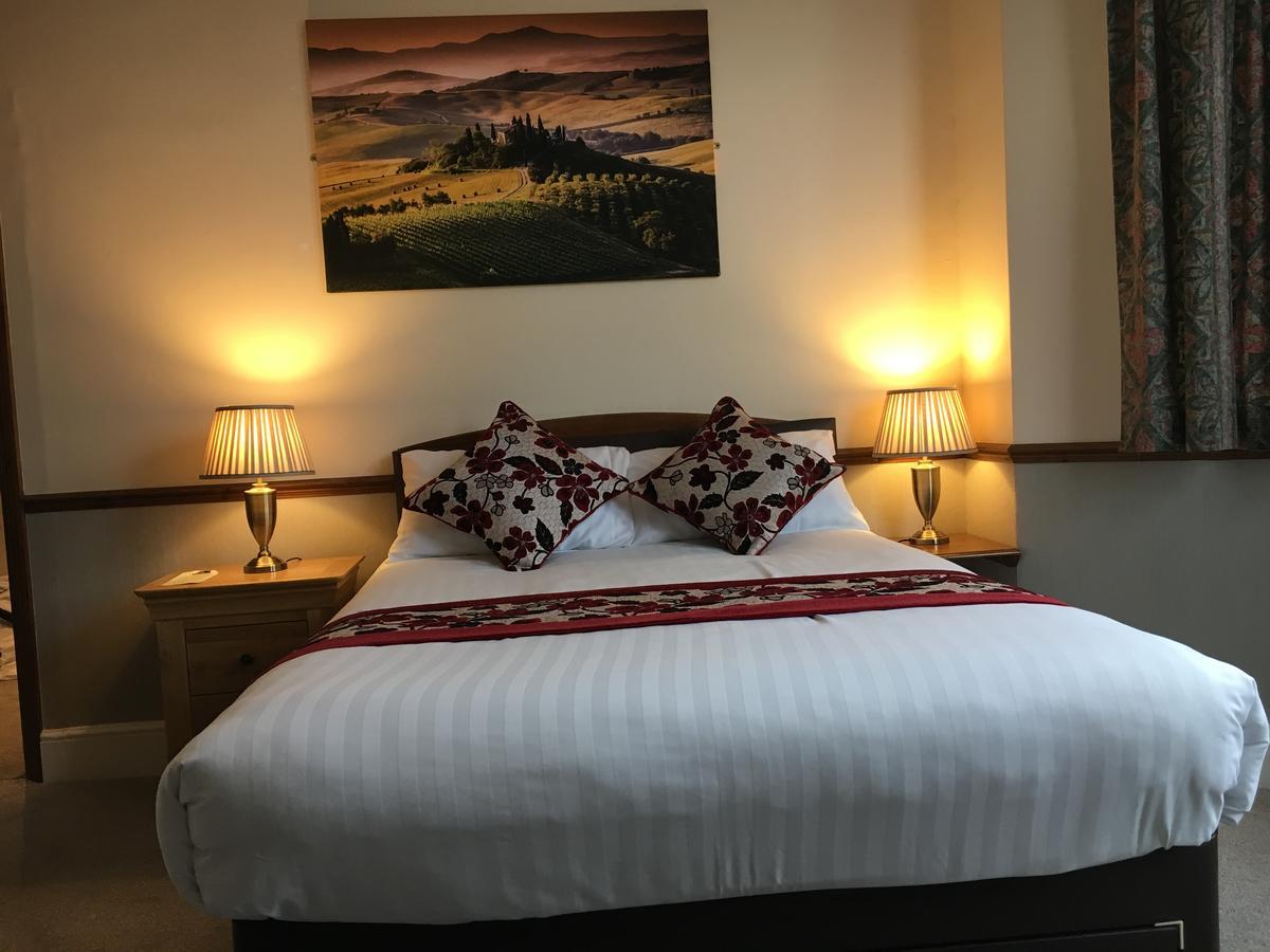 Lion And Fiddle Hotel Trowbridge Bagian luar foto