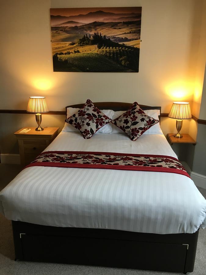 Lion And Fiddle Hotel Trowbridge Bagian luar foto