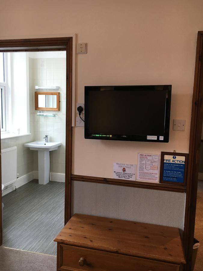 Lion And Fiddle Hotel Trowbridge Bagian luar foto