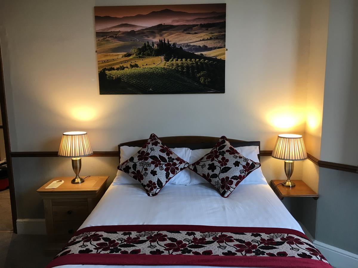 Lion And Fiddle Hotel Trowbridge Bagian luar foto
