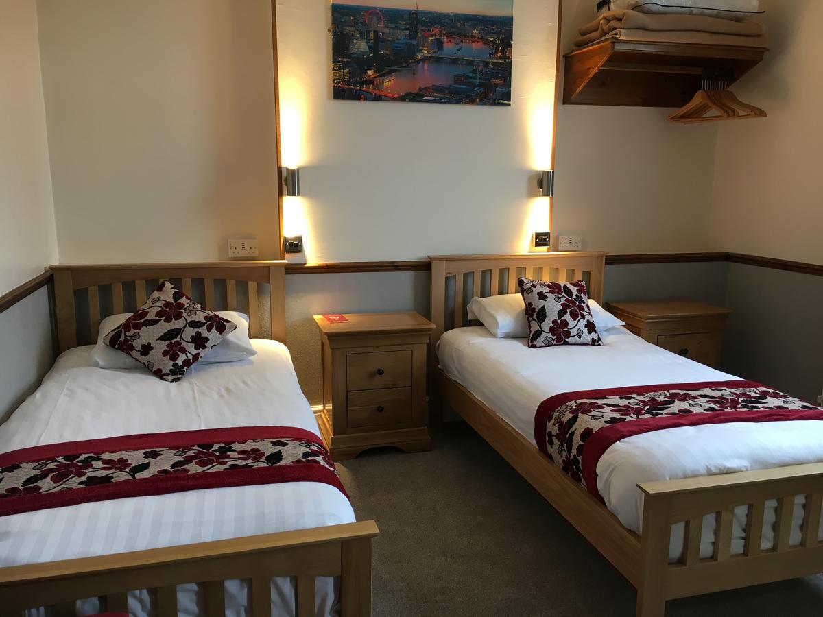 Lion And Fiddle Hotel Trowbridge Bagian luar foto